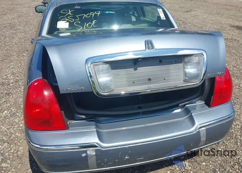 2003 Lincoln Town Car Signature from USA, damaged, VIN 1LNHM82W63Y648449